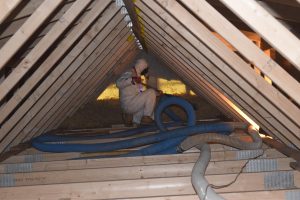 Auksto bēniņu siltināšana ar beramo minerālvati Auksto bēniņu siltināšana ar beramo minerālvati